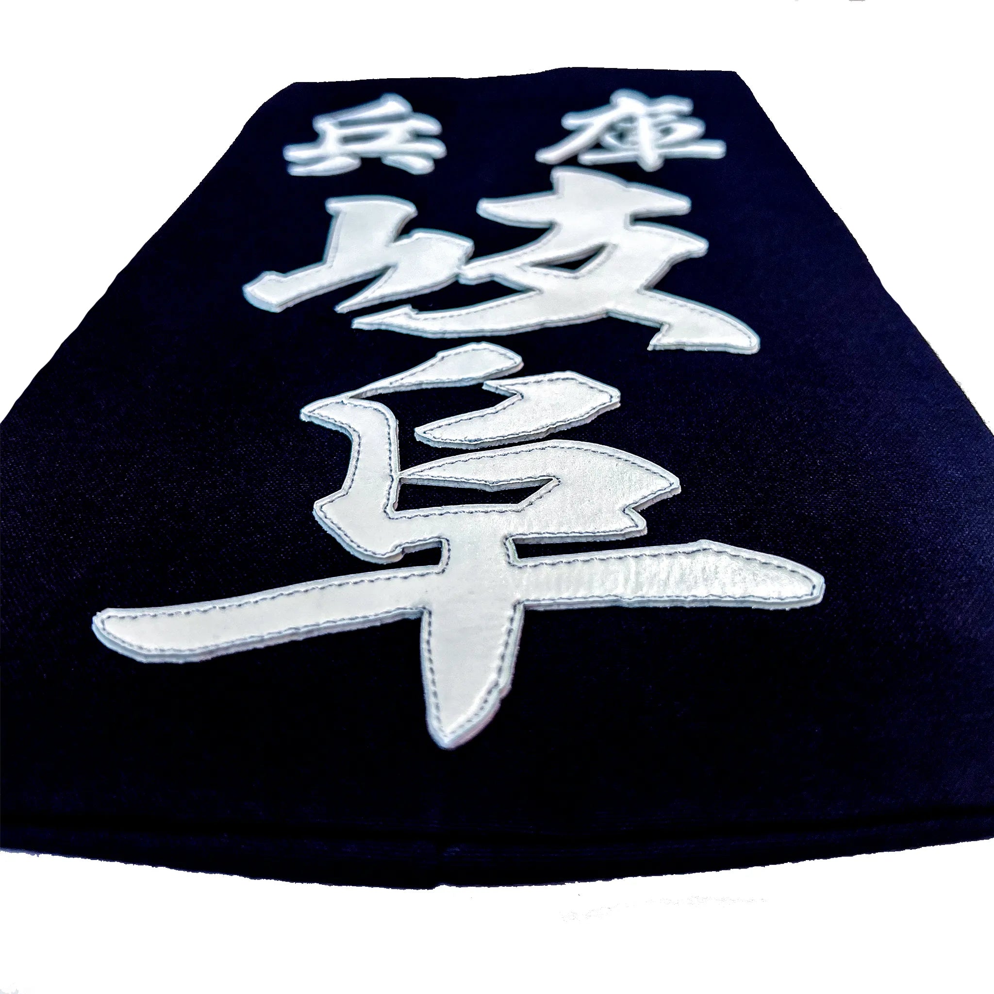 名札を机に置き、名札下側から水平気味に撮った構図。クラリーノで所属名、氏名を印字したことででる厚みが見える