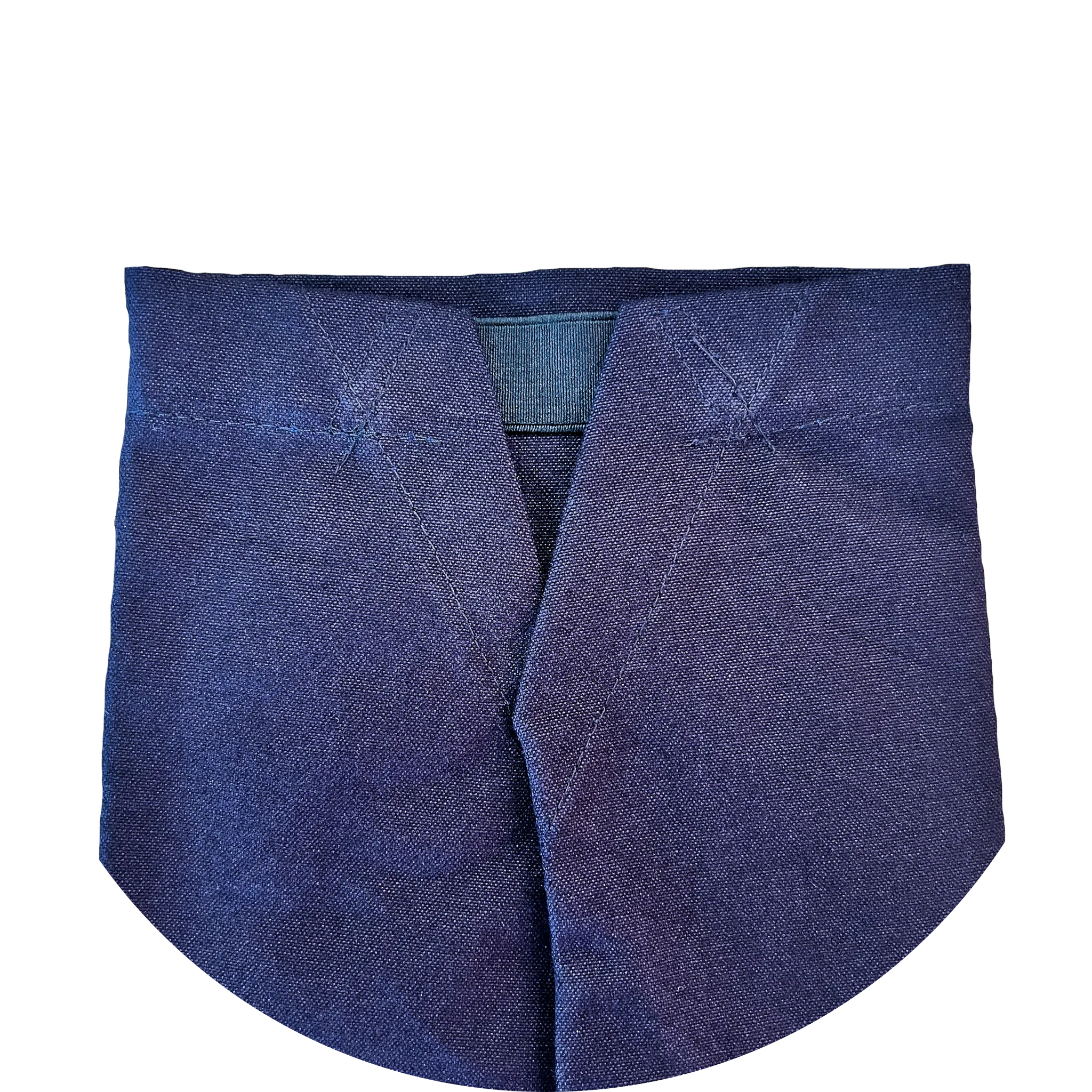 名札の裏面。上部のゴムの部分Vカットになっている。