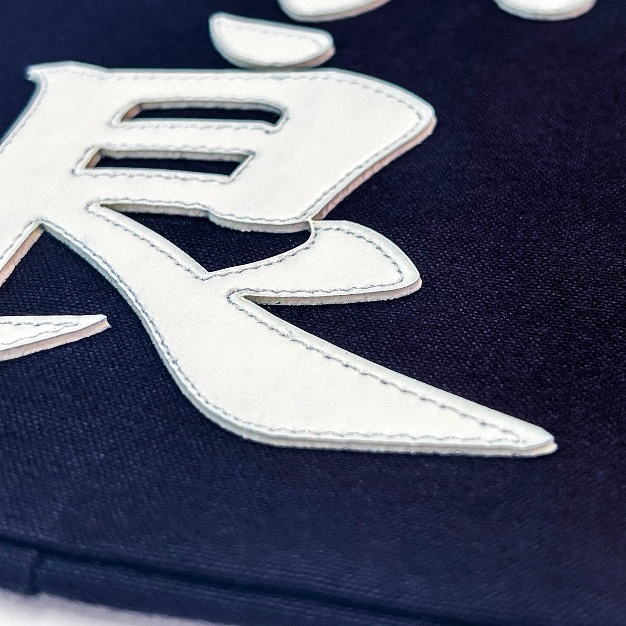 名札の文字のアップ写真。楷書の伸びやかな払い