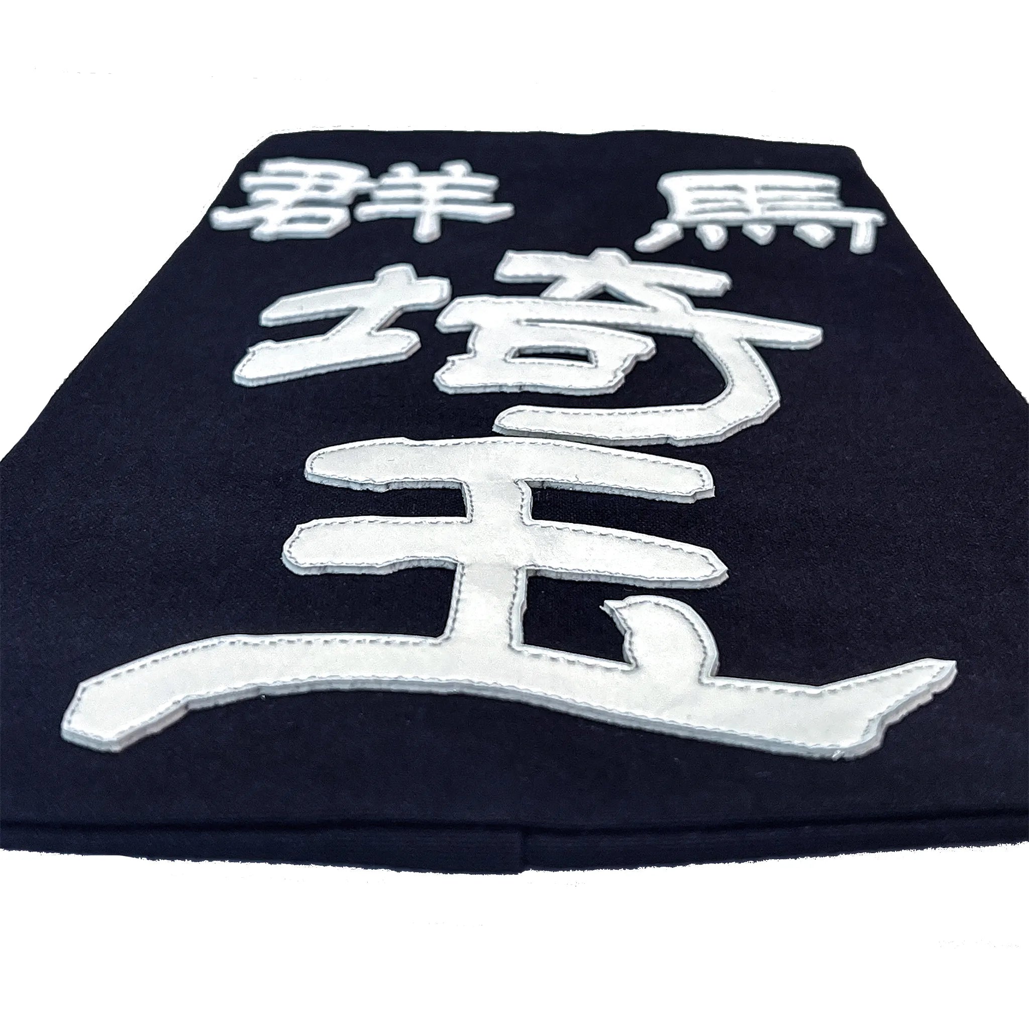 名札を机に置き、名札下側から水平気味に撮った構図。クラリーノで所属名、氏名を印字したことででる厚みが見える