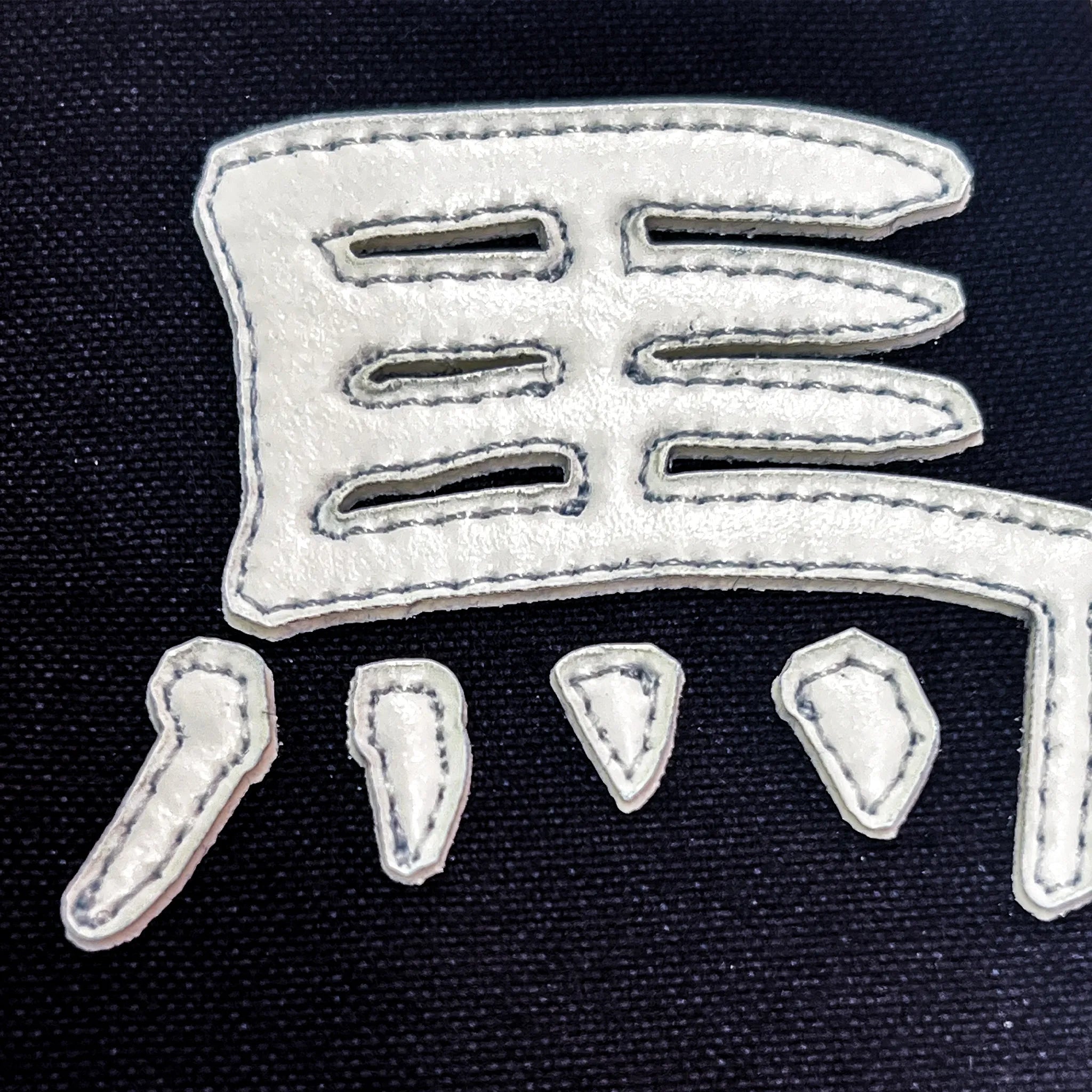 名札の文字のアップ写真。匠書体の特徴的な点。