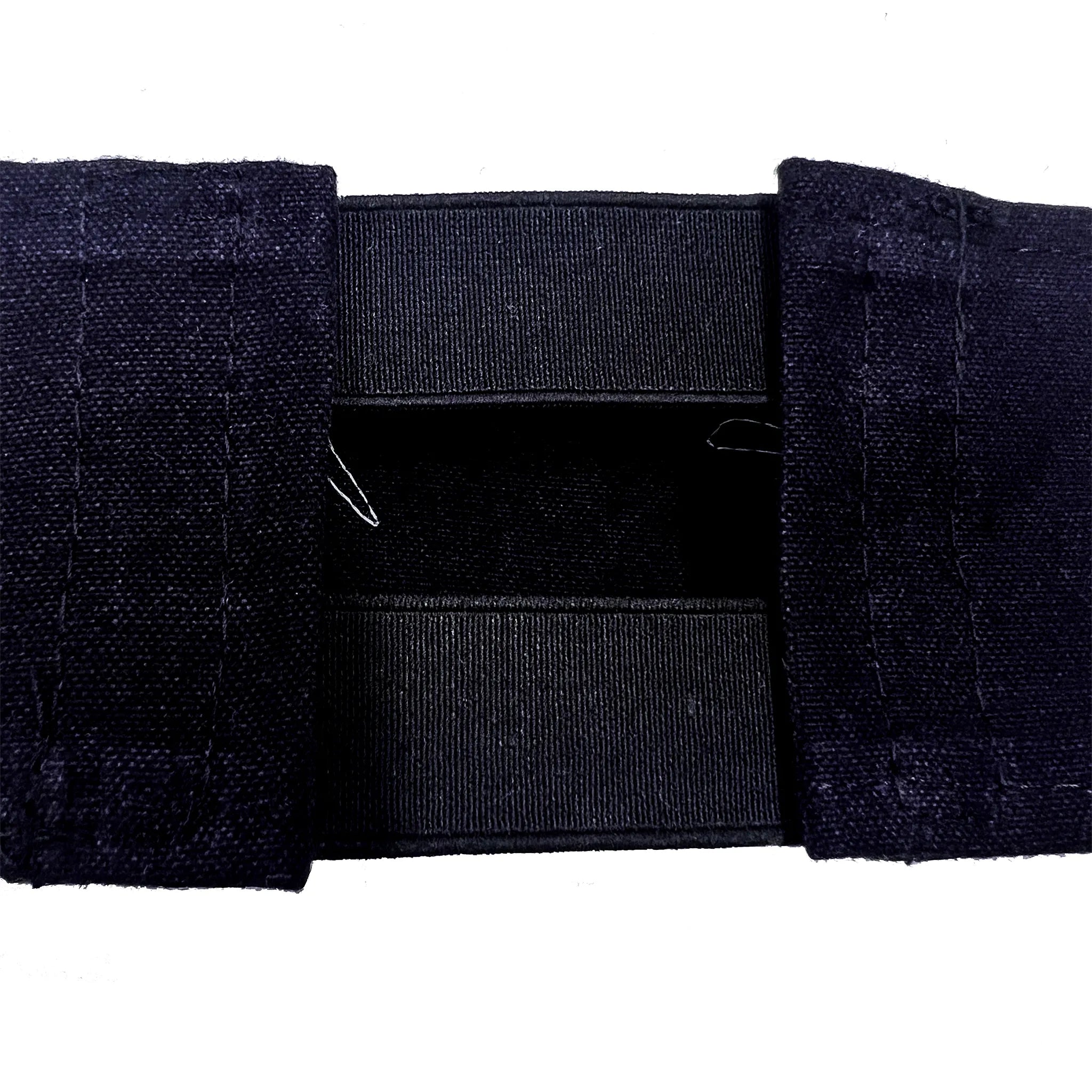 帯名札の裏面。中央辺りに2本のゴムが通されている