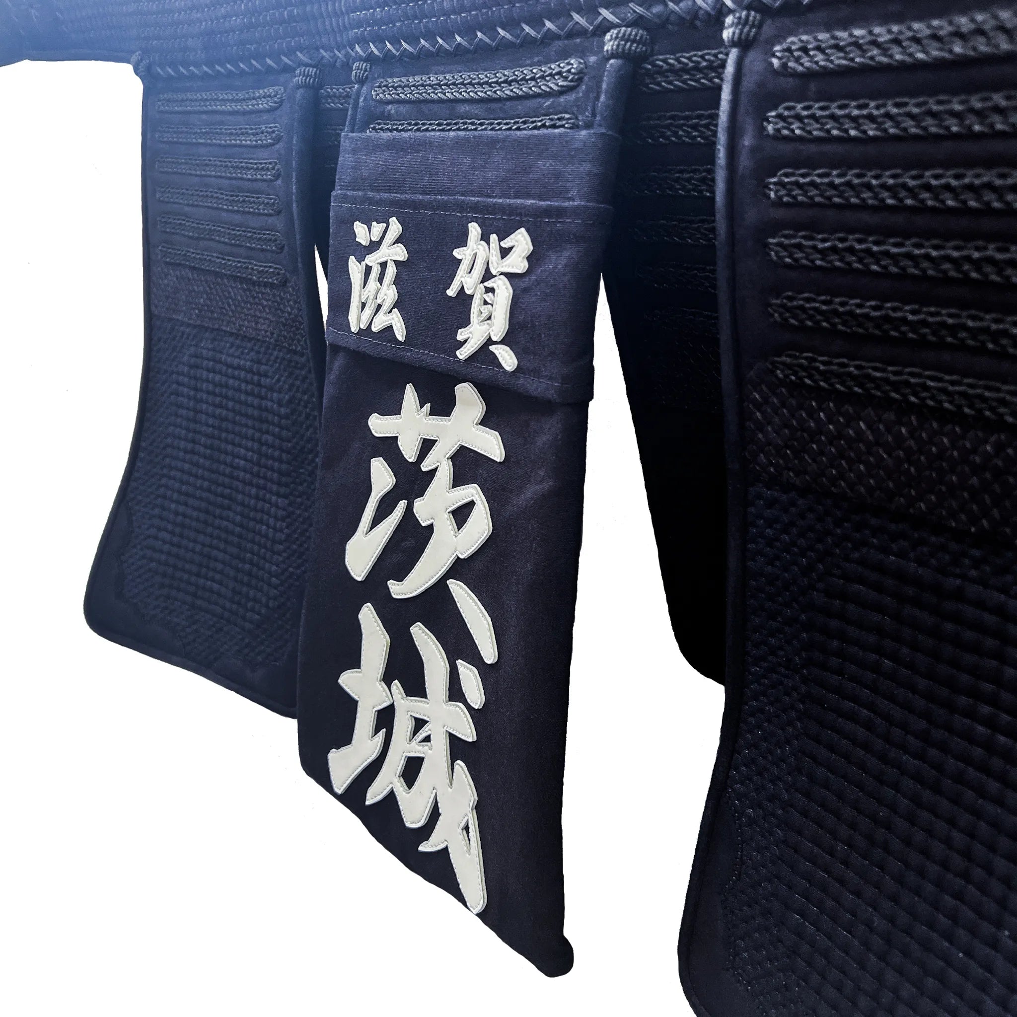 帯名札が帯と名札の上に付けられている