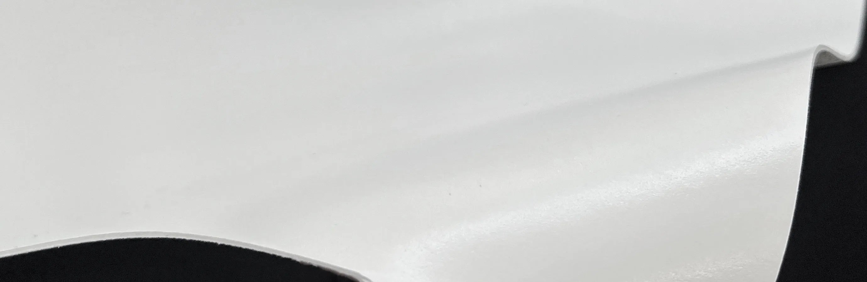 名札に使用している人工皮革の光沢が光ってる